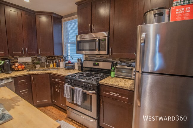 Building Photo - 2733 N Wayne Ave