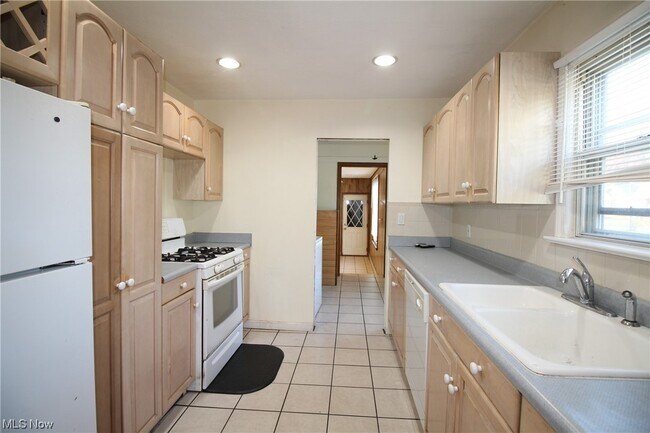 Building Photo - 1100 Orchard Heights Dr