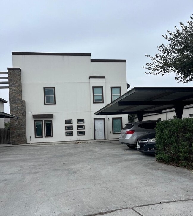 Building Photo - 219 Fig Dr