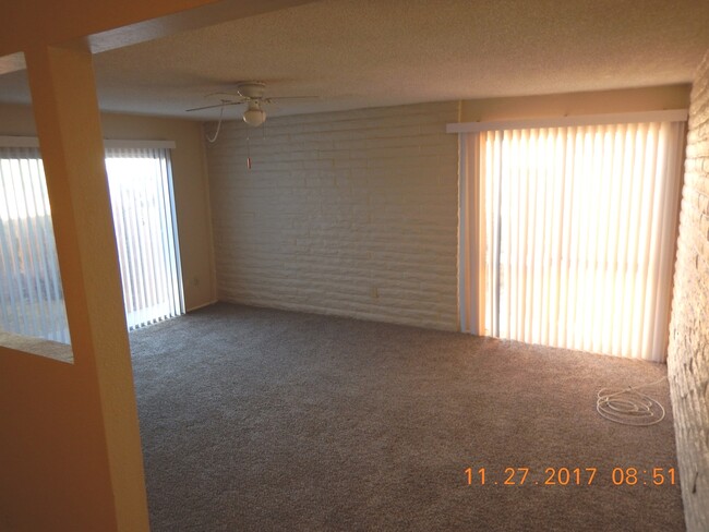 Building Photo - Fort Lowell & Campbell 2/1 - A/C and all a...