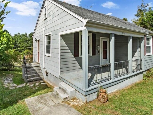 Foto del edificio - Radford, 3 BR / 2 BA, Available NOW