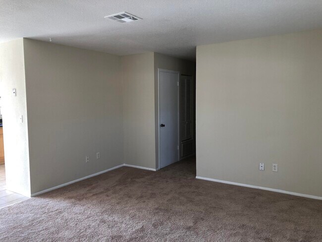 Building Photo - 3134 Edgewood Dr NE