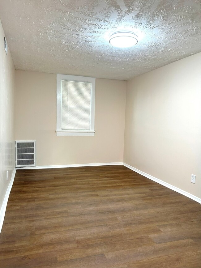1st Bedroom - 107 S Buchanan St