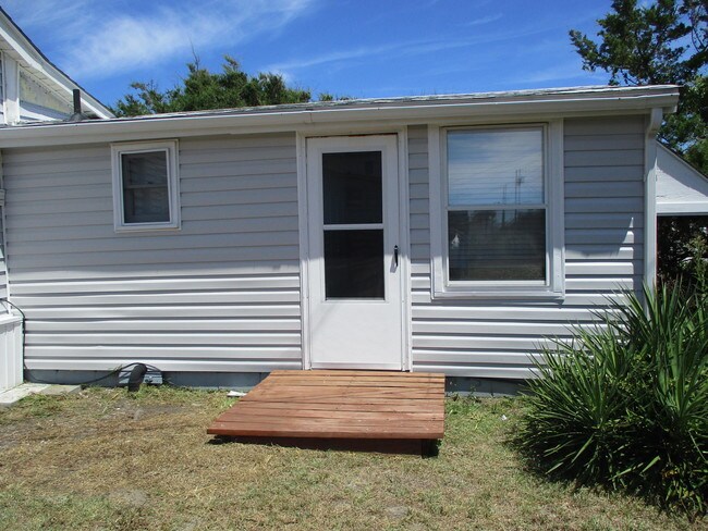 Building Photo - 208 Dobbs St