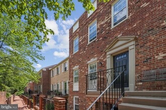 Building Photo - 3231 Sutton Pl NW