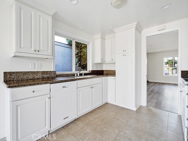 Building Photo - 5811 Camphor Ave