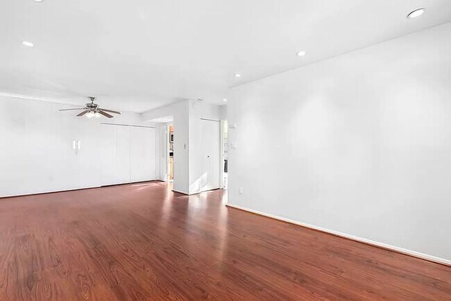 Building Photo - Lovely 1Bed 1Bath available
