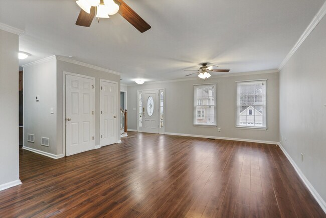 Building Photo - 305 Clubhouse Ct NW