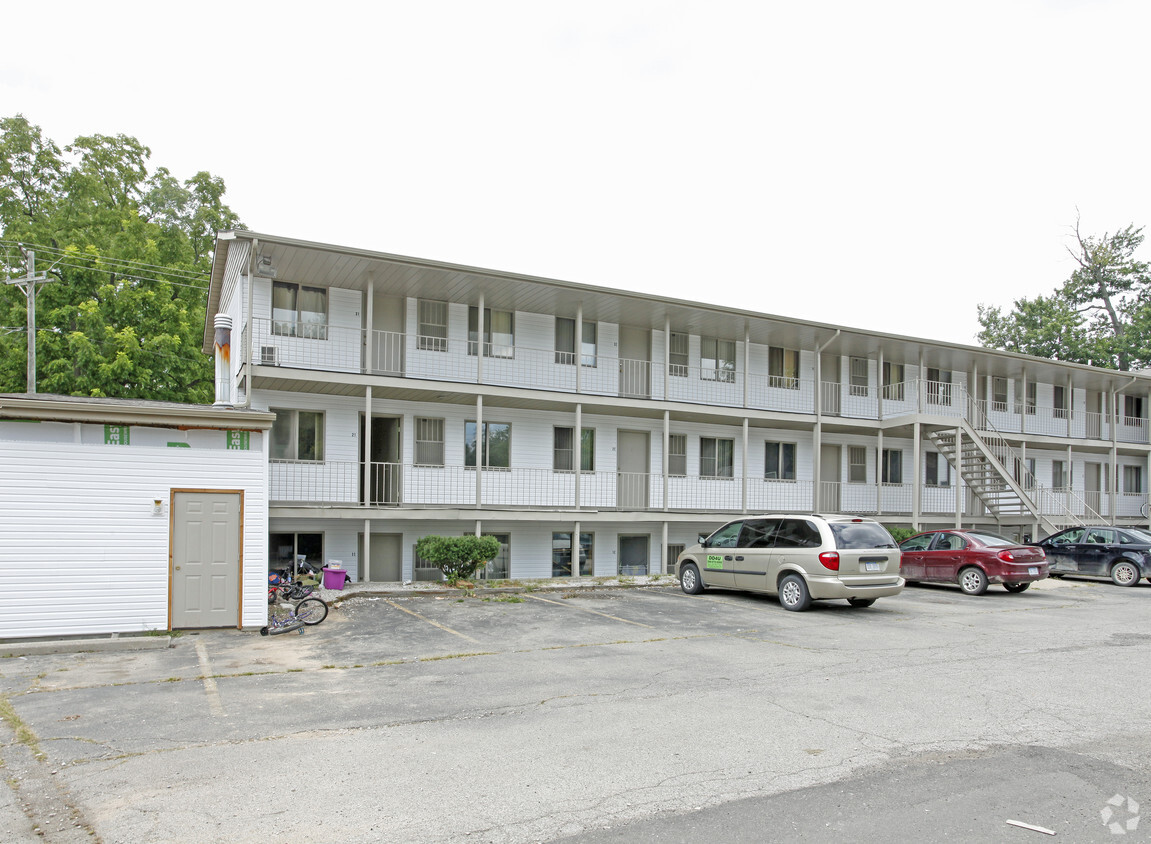 Parking Area - Lakeside Apartments