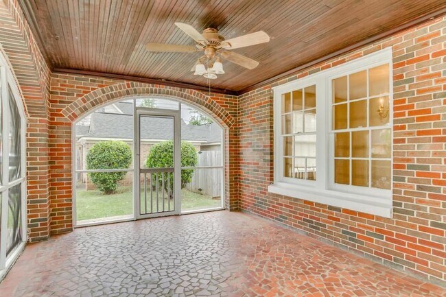 Building Photo - 1009 Myrtlewood Drive