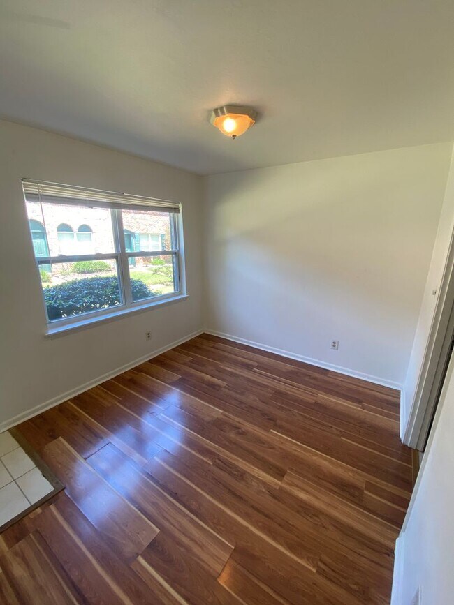Building Photo - 710 N Gadsden St