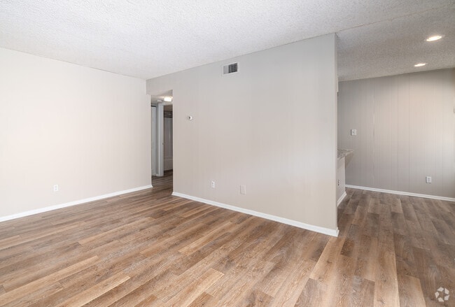 2 BR, 1 BA - 925 SF - Lakeside Villas