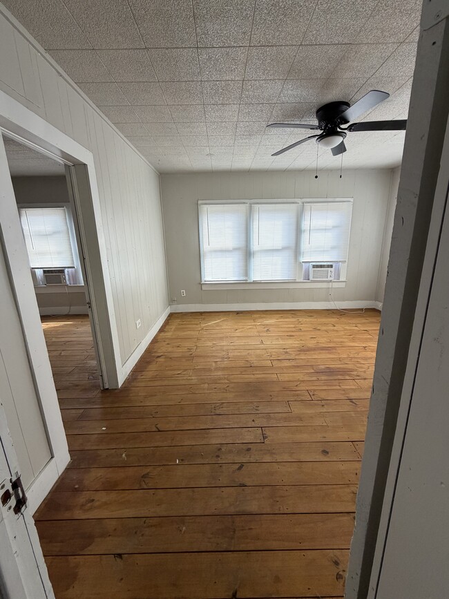 Building Photo - 905 W Main St