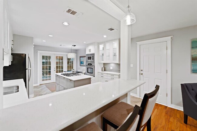 Foto del edificio - 5614 Shoalwood Ave