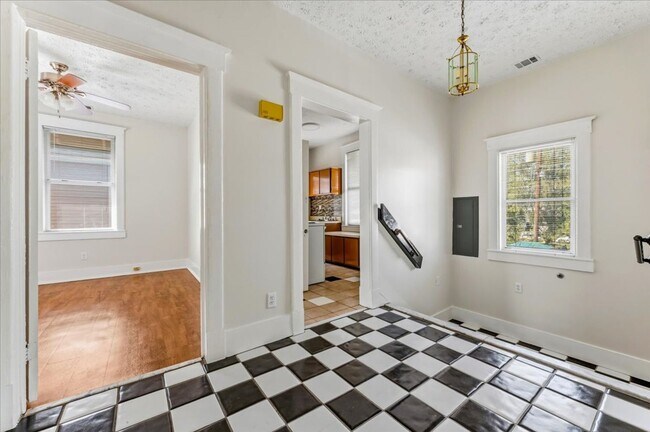 Foto del edificio - Cozy 1-Bedroom Apartment in Midtown – $1,300/month