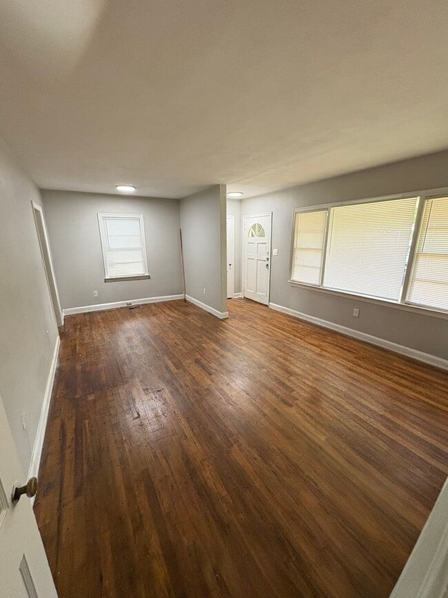 Building Photo - 3 Bedroom 1 Bath