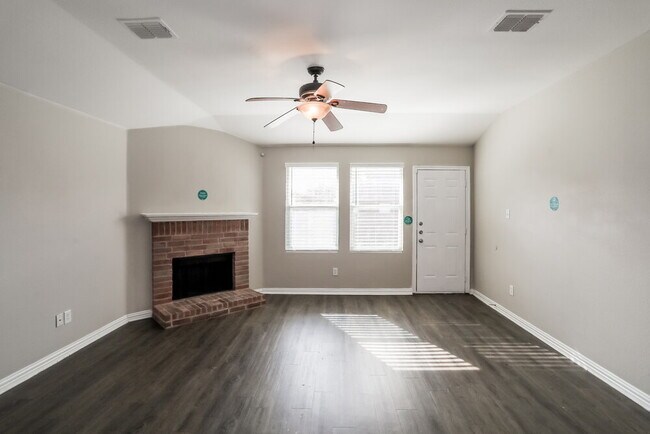 Foto del edificio - 573 Creekbend St