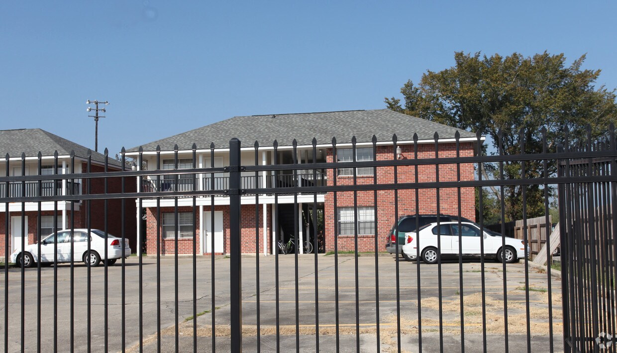 The Gaslite V Apartments 4636 Tigerland Ave Baton Rouge, LA