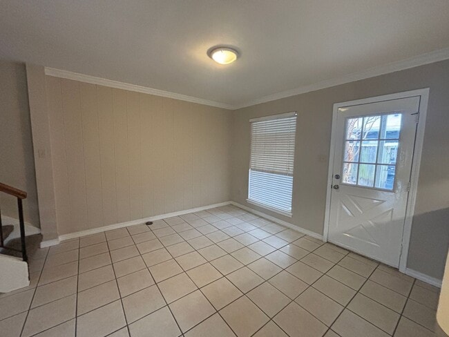 Building Photo - SPACIOUS COZY TOWNHOME IN GATED COMMUNITY