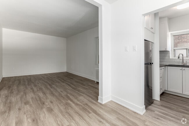2BR, 1BA - 885SF - Kitchen/Living Room - 1650 Bathurst St