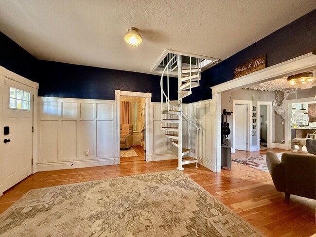 Foto del edificio - Charming 3-Bedroom Home in the Heart of Co...