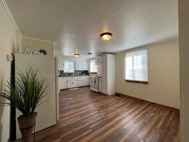 Building Photo - 228 N Willow Ave