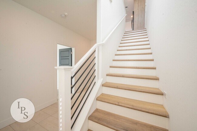 Building Photo - Brand New Modern Clovis Town Home, 3BR/2BA...