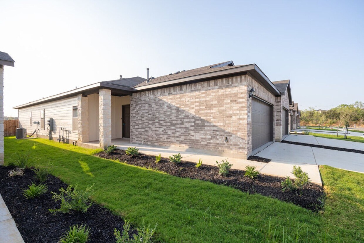 Primary Photo - AVAILABLE NOW! GORGEOUS 3 BEDROOM DUPLEX L...