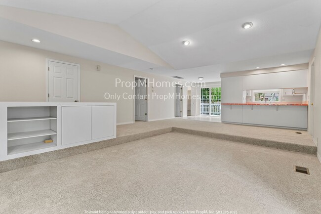 Building Photo - Lake Oswego Two Bedroom Home - New Updated Kitchen Coming Soon!