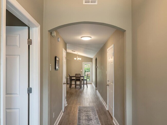 Building Photo - 814 Brooke Manor Dr