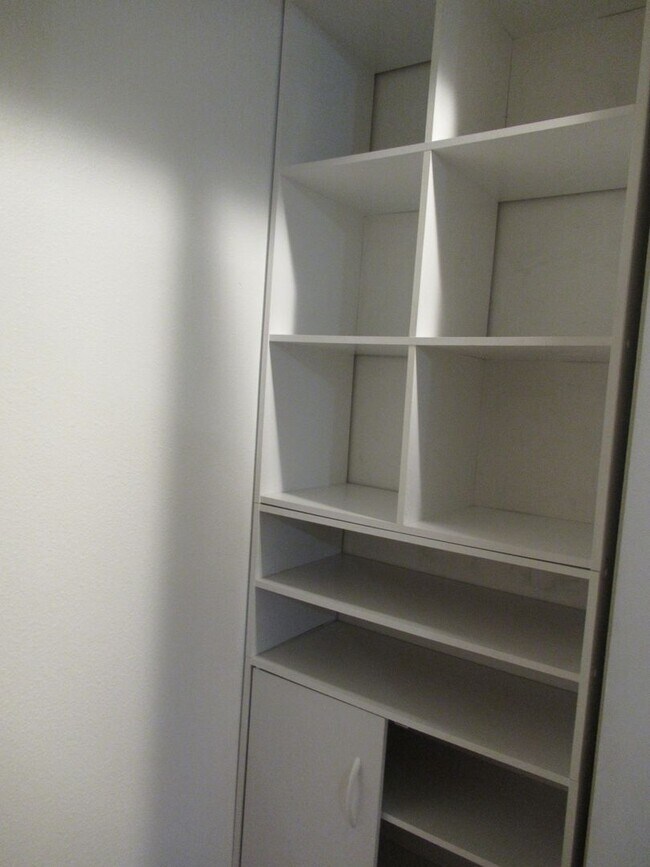 Foto del edificio - APPROVED APPLICATION-Corner unit 1 bed, 1 ...