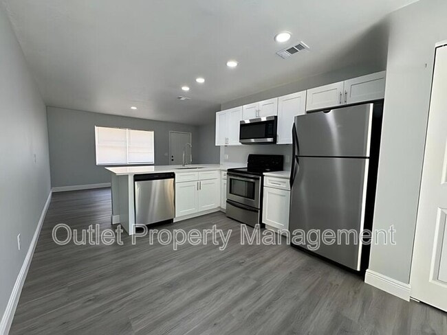 Building Photo - 442 S Hill Ave