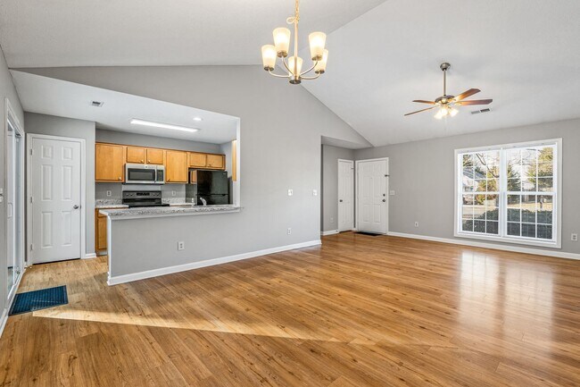 Foto del edificio - SW - Like New Home, Vaulted LR Ceiling, Fire Place, Wood Flooring, Several Updates!