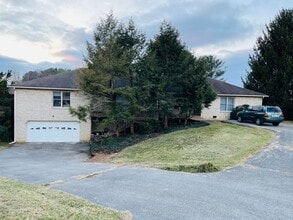 Building Photo - 1437 Sandy Cir