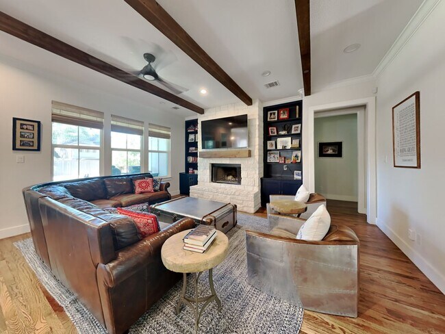 Building Photo - IMMACULATE HOME IN UNIVERSITY HEIGHTS! UPD...