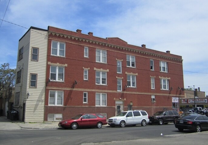 Building Photo - 3824 W North Ave
