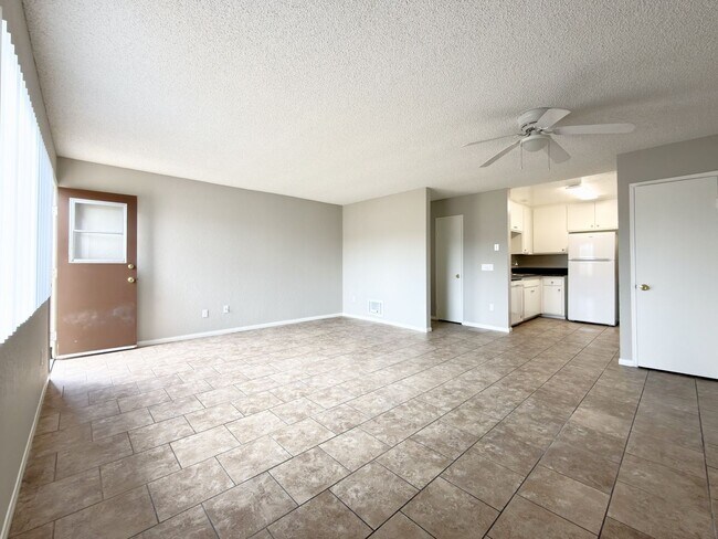 Foto del edificio - Spacious 2 Bedroom Corner Unit