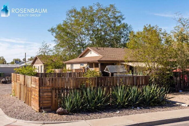 Building Photo - 1502 W Palmer Dr