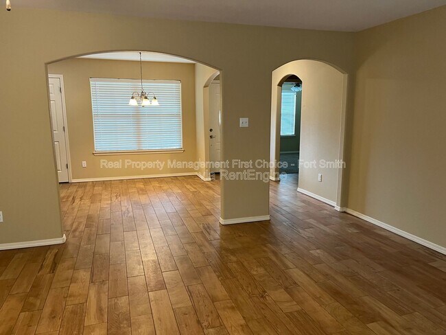 Foto del edificio - 529 Ridge Point Dr