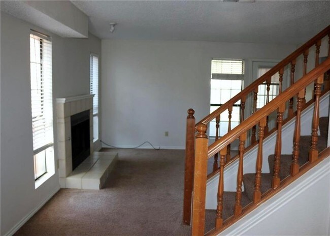 Foto del edificio - 217 Lake Park Rd