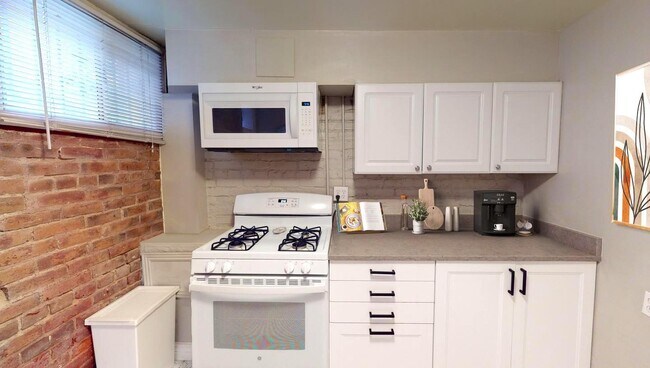 Foto del edificio - Charming Capitol Hill private basement apartment between downtown & Cheesman Park