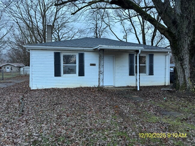 Building Photo - 2501 E 5th St