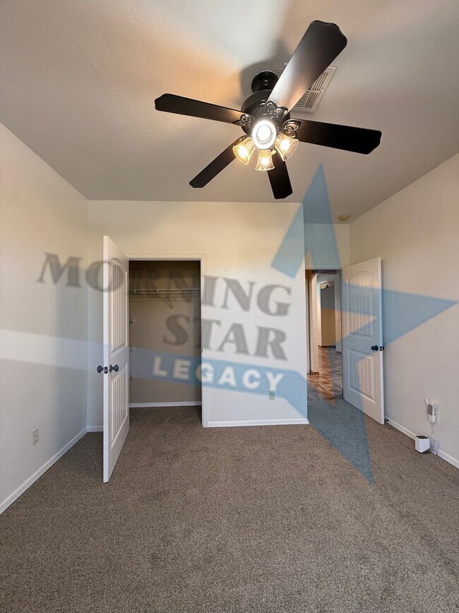 Foto del edificio - 4-Bedroom Home - New Carpet & Fresh Paint!