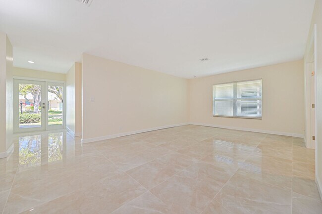 Building Photo - ** Completely Remodeled ~ 2/2 Single Family Home ~ 1 Car Garage ~ Downtown Naples **