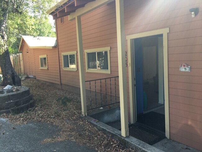 Building Photo - 205 Apple Knoll Dr