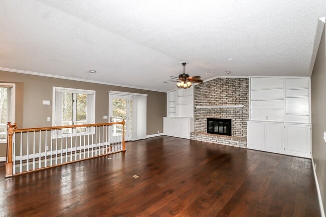 Building Photo - Beautiful 4 Bedroom, 3 Bath home. It has a 2 car garage plus a 1 car carport.  Stay warm in the w...