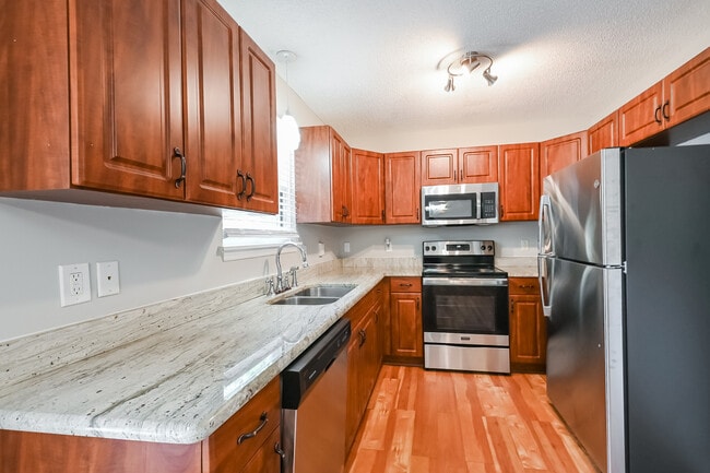 Building Photo - 737 E Maple Ln