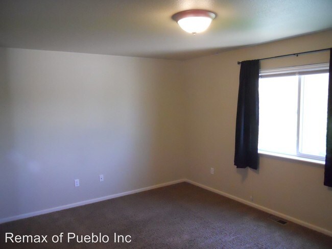 Building Photo - 940 Village Cir