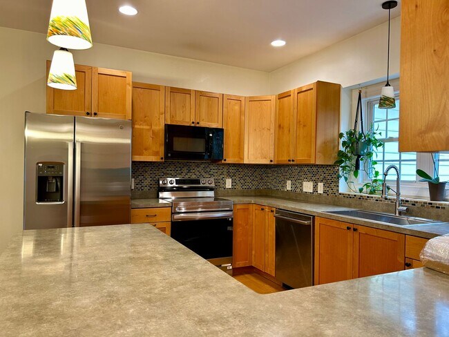 Foto del edificio - Gorgeous Home-Bird Feeder's Paradise!