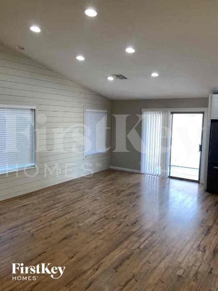 Foto del edificio - 10760 W Sands Dr